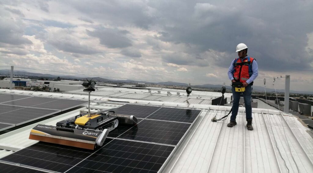 persona-limpiando-panel-solar-1024x565